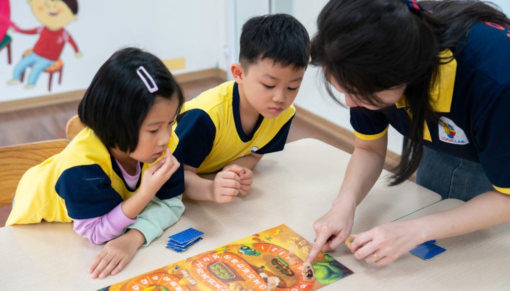 So sánh Toán tư duy Soroban và Logic Math 