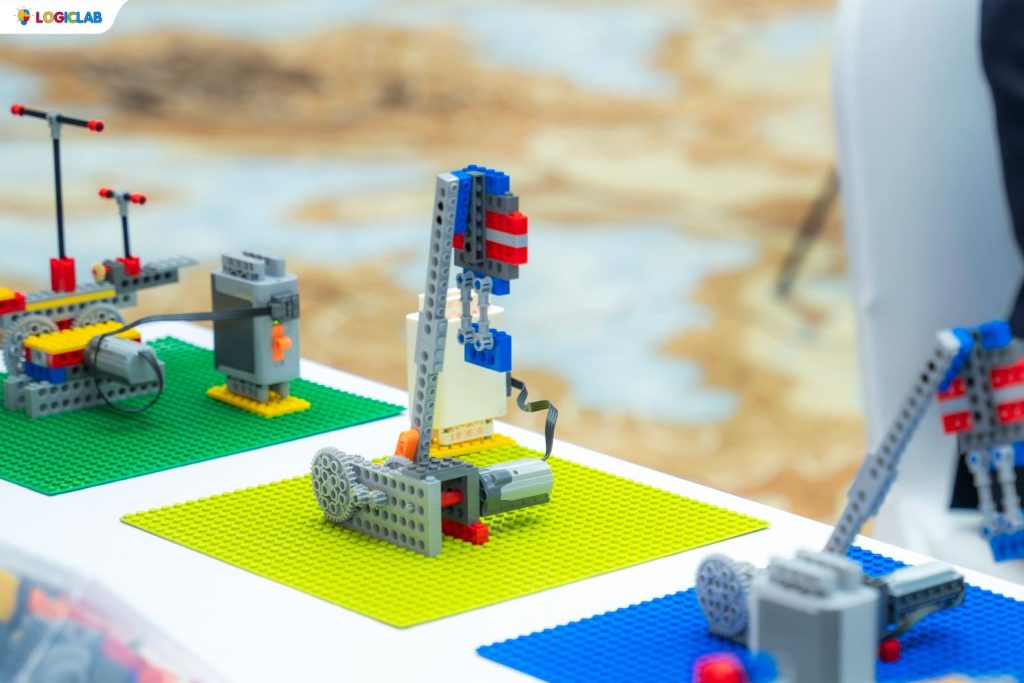 Bricks 4 Kidz® - Chương trình giáo dục phát triển tư duy Khoa học STEAM LEGO® bằng Tiếng Anh