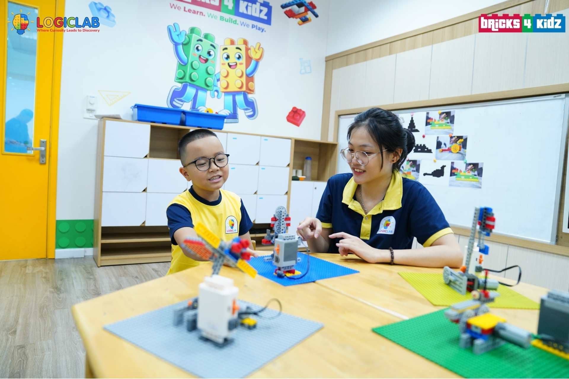 6. Bricks 4 Kidz tại LogicLab đã ứng dụng phương pháp STEAM như thế nào?