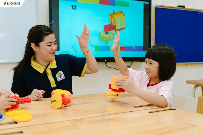 3-11 tuổi là giai đoạn vàng để phát triển tư duy ở trẻ, do đó trẻ hoàn toàn có thể tiếp cận STEAM từ sớm