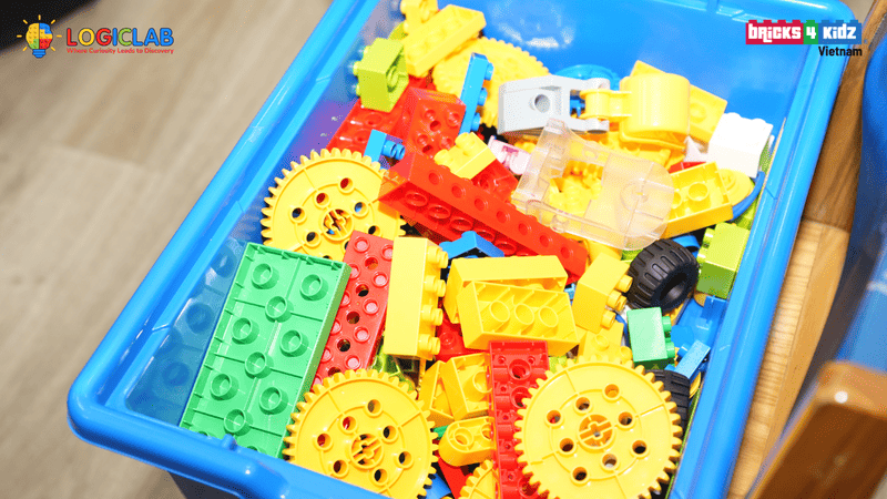 Cấp độ Brickmoto sử dụng học cụ là các mô hình bánh răng, giúp trẻ khám phá các loại chuyển động