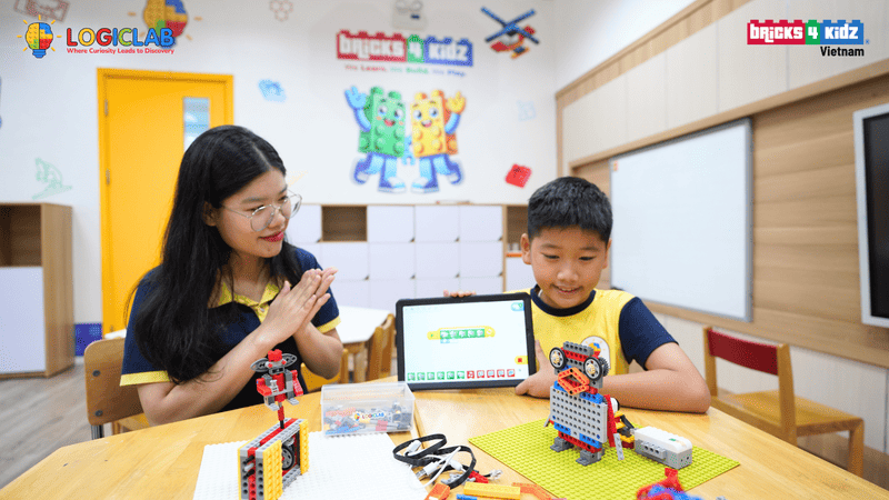 Hoạt động STEAM nâng cao như robotics, lập trình giúp trẻ khám phá sâu về khoa học - công nghệ