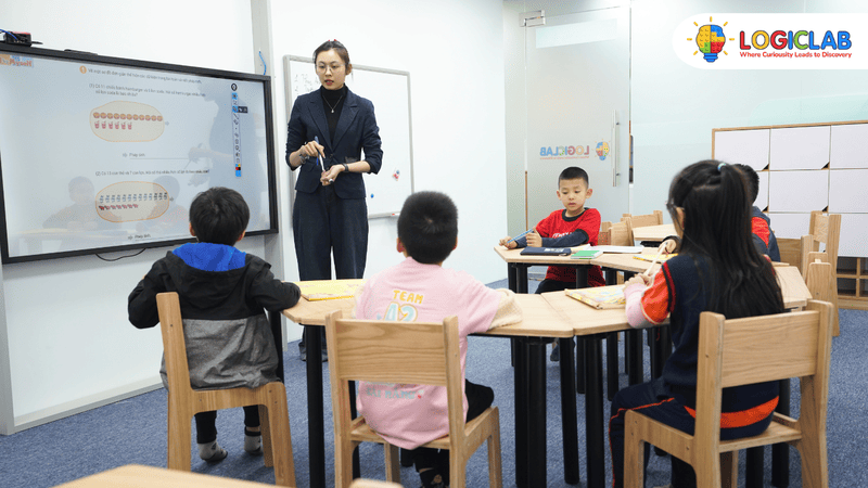 Lớp học sĩ số thấp giúp giáo viên có thể dễ dàng theo dõi sự phát triển của từng bạn