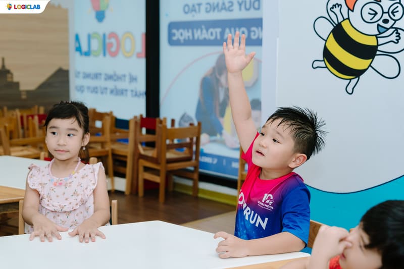 Mỗi trẻ có khả năng và tốc độ phát triển khác nhau, do đó ba mẹ không nên so sánh khiến con áp lực