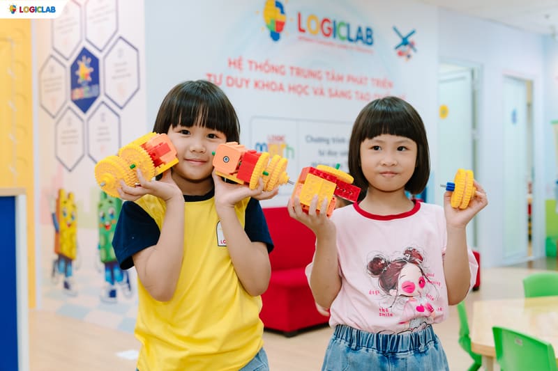 Trẻ bắt đầu làm quen với khái niệm cấu trúc, lực, cân bằng khi tham gia các dự án STEAM