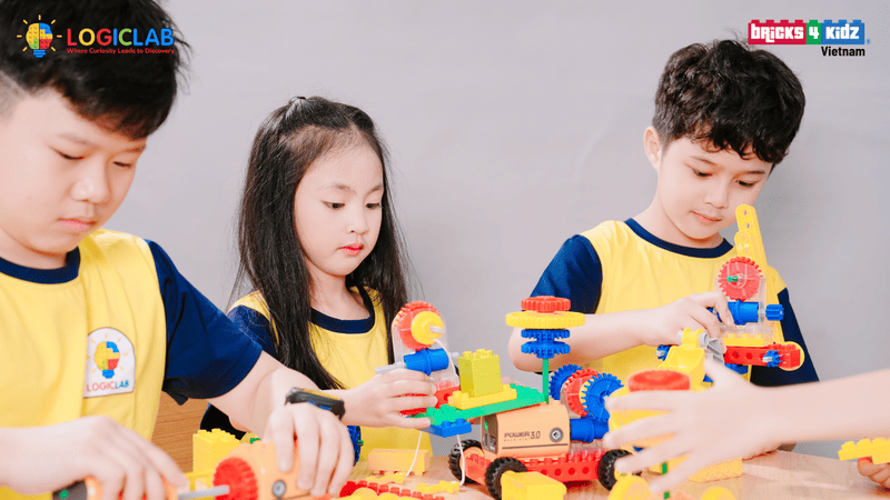 Trẻ ghi nhớ sâu các kiến thức về khoa học - kỹ thuật nhờ được thực hành xây dựng mô hình