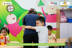 Mỗi buổi học thầy cô luôn là người đồng hành và phát triển cùng trẻ.