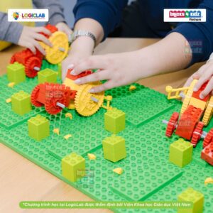 Khóa học STEAM lập trình giúp trẻ phát triển tư duy một cách toàn diện.