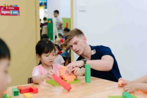 Giáo viên tại chương trình Bricks 4 Kidz luôn đồng hành trong mọi hoạt động của trẻ.
