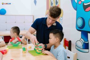 Trong lớp học STEM thầy cô luôn là người đồng hành trong sự phát triển của trẻ.