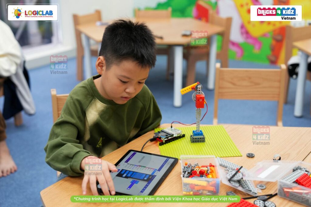 STEAM Robotics tại Logic Lab không chỉ là một khóa học, mà là hành trình giúp trẻ khám phá thế giới công nghệ và lập trình một cách bài bản, hứng khởi và đầy tính ứng dụng.