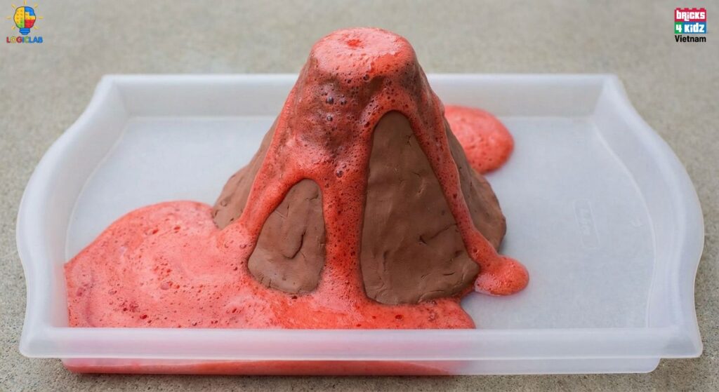 Mô hình núi lửa làm bằng đất nặn đang phun trào dung nham đỏ (phản ứng giữa baking soda và giấm).