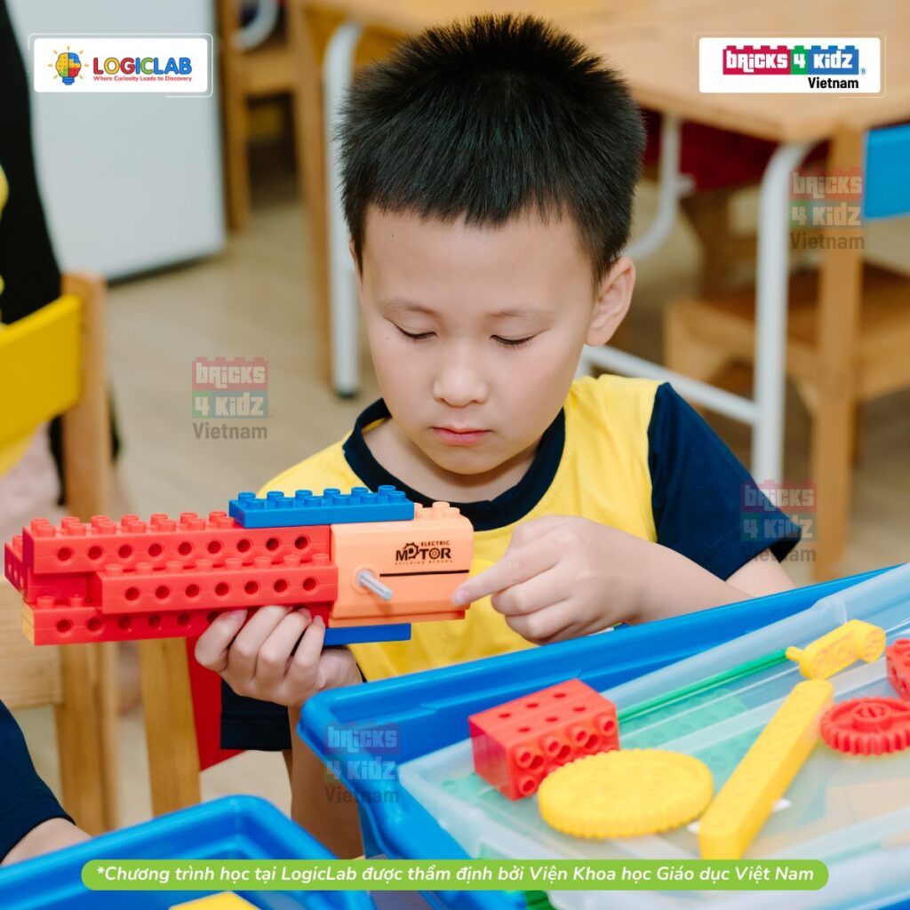 Sản phẩm STEM mang đến thử thách giúp trẻ tập trung và hứng thú, nhưng bên cạnh đó không được quá phức tạp sẽ gây chán nản.