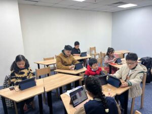 STEAM lớp 4 được thiết kế phù hợp cho trẻ 9-10 tuổi thông qua hoạt động trải nghiệm thực tế.