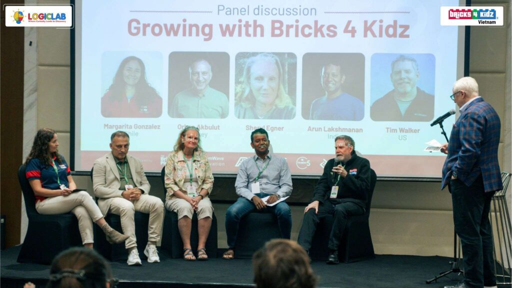 Tại buổi hội thảo, chuyên gia Ford Seaks đưa ra những ý tưởng thực tế, hữu ích giúp các đối tác nhượng quyền quốc tế của Bricks 4 Kidz thực hiện được ngay.