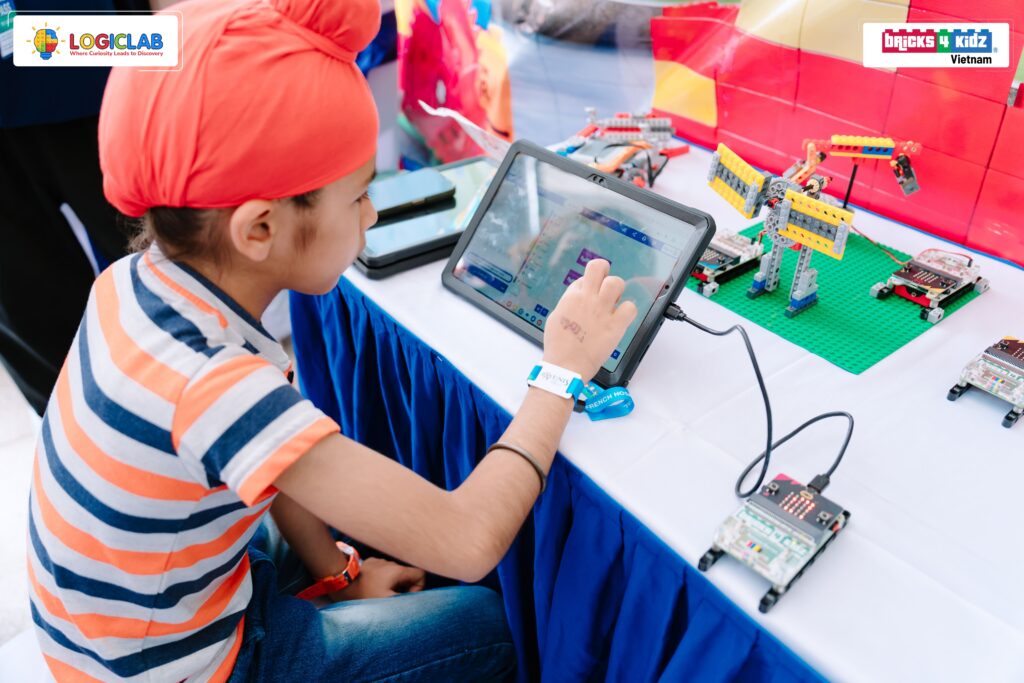 Làm chủ tư duy máy tính từ những dòng code kéo thả đơn giản trên phần mềm Lập trình Make Code, các em tự tay thổi hồn vào những mô hình tĩnh.