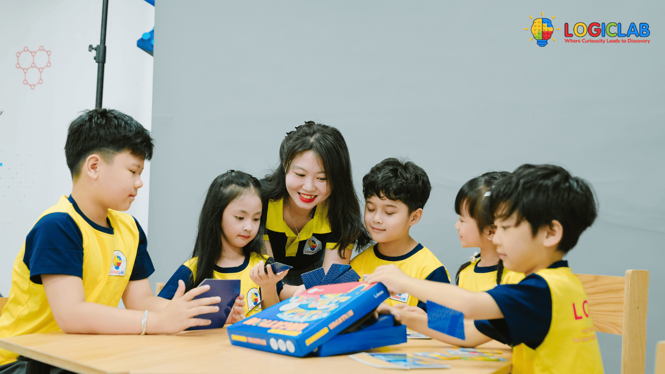 Toán tư duy tại Logic Lab giúp con vừa chơi vừa học thông qua những trò chơi vui nhộn 