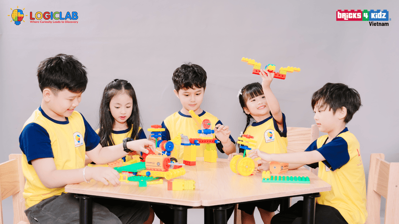 Kết hợp việc học lý thuyết và trải nghiệm thực hành giúp trẻ ghi nhớ sâu kiến thức và vận dụng kiến thức đã học và thực tiễn