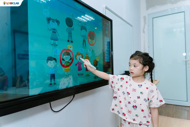 Khuyến khích trẻ tự tin nói ra suy nghĩ của mình giúp nâng cao kỹ năng giao tiếp và phản biện của trẻ