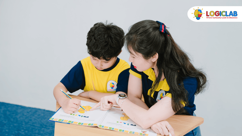 Phương pháp Maieutic khuyến khích trẻ phát triển tư duy bằng cách tự động não và giải quyết vấn đề của bản thân